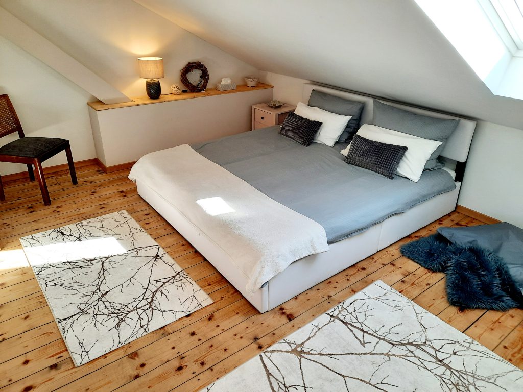 modernes Schlafzimmer zum Entspannen im parkside-appartement